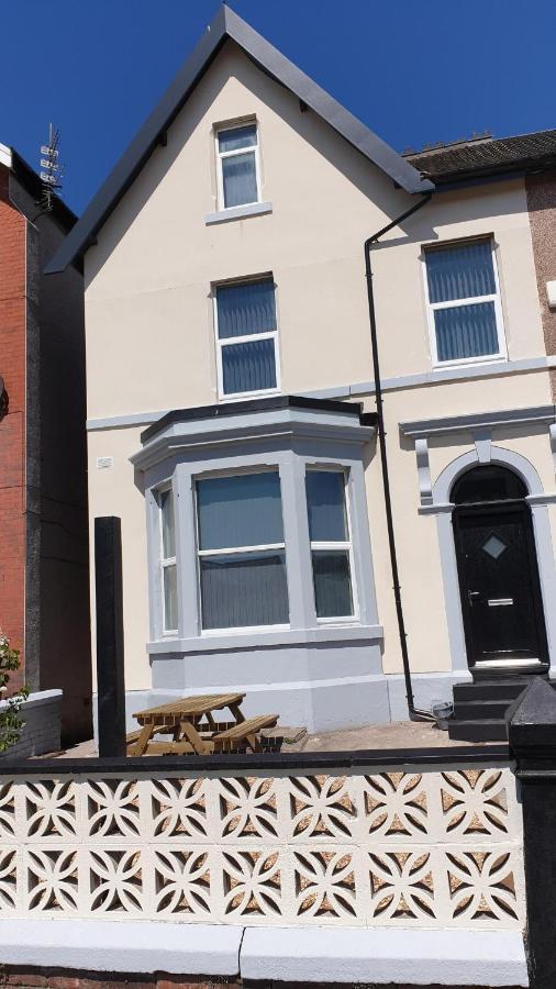Coast Accommodation Station Road Apartments Blackpool Esterno foto